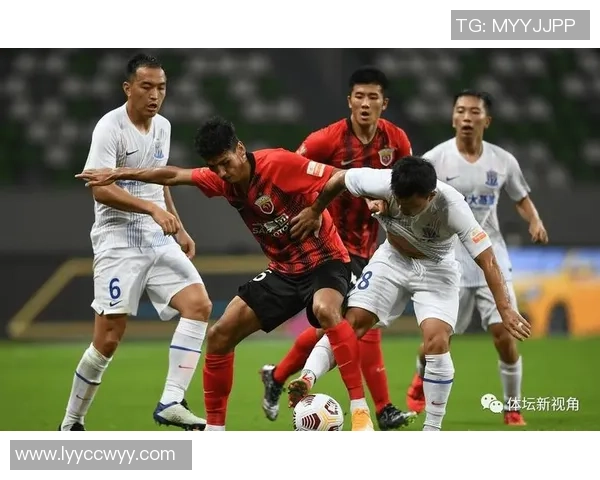 足总杯激战：里昂与皇马战成平局争议判罚引发全场热议